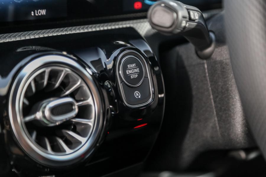Детали интерьера Mercedes-Benz A250 AMG Line (W177) 2018 года  (MY) (фото 8 из 24)